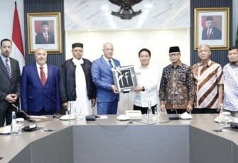 Dirjen PHU Hilman Latief bersama delegasi Libya usai pertemuan di Kantor Kemenag Jalan Lapangan Banteng Jakarta, Kamis (28/12)