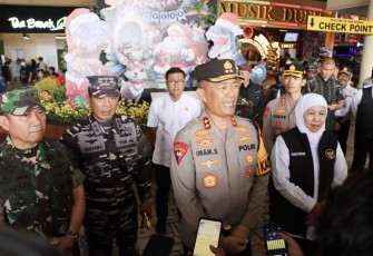 Kapolda Jatim Irjen Pol Imam Sugianto memberikan keterangan pers usai tinjau objek wisata liburan Nataru di Surabaya, Sabtu (30/12)