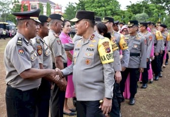 Kapolda NTT Irjen Pol Tahi Mahonang Silitonga mberikan ucapan selamat kenaikan pangkat anggotanya. Minggu (31/12)