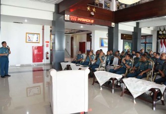 Pangkoarmada III saat Terima Paparan Kesiapan Bakti Kesehatan di Papua Barat Daya