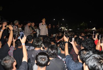 Kapolres Karanganyar AKBP Jerrold Hendra Yosef Kumontoy beraudiensi dengan para penonton, di De Tjolomadoe. Sabtu (22/7/2023) malam.