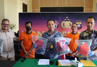 Kapolres Kubu Raya AKBP Arief Hidayat, S.H., S.I.K, melalui Kasat Reskrim Polres Kubu Raya IPTU Heru Anggoro, S.E, S.H, saat konferensi pers di aula Polres Kubu Raya