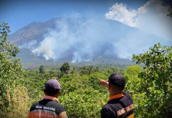 Lereng Gunung Agung Terbakar