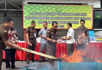 Kejari Kabupaten Kediri saat Musnahkan Barang Bukti Tahun 2023