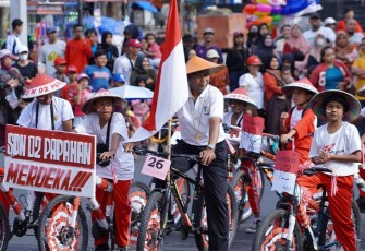 Kemeriahan pawai sepeda hias saat karnaval Hari Ulang Tahun (HUT) Kemerdekaan Republik Indonesia ke-78 di Kabupaten Karanganyar, pada Jumat (18/8/2023).