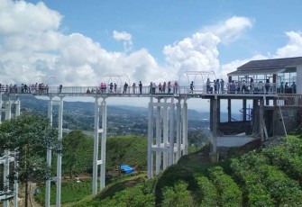 Wahana rekreasi jembatan kaca di obyek wisata Kemuning Sky Hills, Ngargoyoso, Kabupaten Karanganyar.