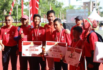 Kepala BP Batam, Muhammad Rudi, saat menyerahkan hadiah kepada pemenang lomba Fun Run kategori anak berkebutuhan khusus (difabel) dalam agenda Perayaan HUT Bhayangkara ke-77
