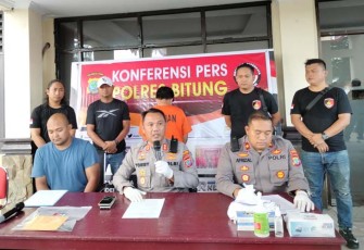  Kapolres Bitung, AKBP Tommy Bambang Souissa, SIK dengan didampingi Wakapolres Kompol Aprizal Nugroho,SH.,SIK bersama Kasat Reskrim AKP Marselus Yugo Amboro, SIK saat konferensi pers yang di laksanakan di halaman Mapolres. Jumat, (25/8).