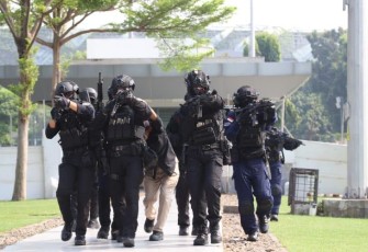 Satgas Passus melaksanakan Latihan Aksi Khusus/Show of Forces Koopsus TNI pengamanan VVIP KTT ke-43 Asean tahun 2023 secara tepat, integrasi dan profesional. Bertempat di Lapangan Bola Gelora Bung Karno (GBK). Senayan, Jakarta. Minggu (3/9/2023).