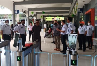 DPRD Jatim saat Sidak di Stasiun Gubeng.