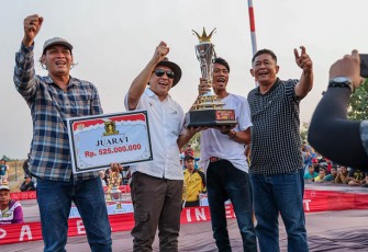 MenKopUKM Teten Masduki dalam acara Lomba Merpati Kolong Presiden Cup yang digelar di lapangan Desa Getaskerep, Kecamatan Talang, Kabupaten Tegal, Minggu (17/9).