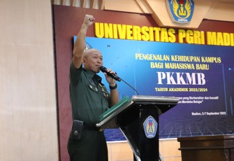 Kasiren Korem 081/DSJ saat Beri Wawasan Kebangsaan di Unipma Madiun