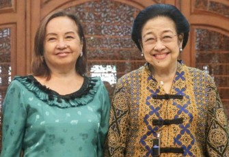 Hj. Megawati Soekarnoputri saat menerima kunjungan mantan Presiden Filipina Gloria Macapagal Arroyo di kediaman Megawati di Jalan Teuku Umar, Jakarta Pusat, Jumat (15/9).