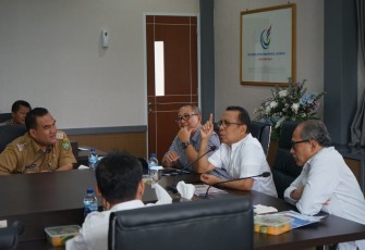 Mensesneg Pratikno bersama Bupati Blora Arief Rohman dan pejabat tinggi membahas kawasan Cepu Raya di PEM Akamigas Cepu.