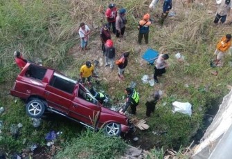 Mobil Isuzu Panther AD 8732 ZD  jatuh di dasar Jembatan Nongko, Kecamatan Polokarto, Kabupaten Sukoharjo, usai menabrak besi pembatas, Minggu (10/9/2023) pagi. Foto : Istimewa.