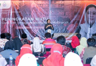 Ketua DPR RI Puan Maharani saat Salurkan Bantuan ke Madrasah Terdampak Gempa Cianjur.