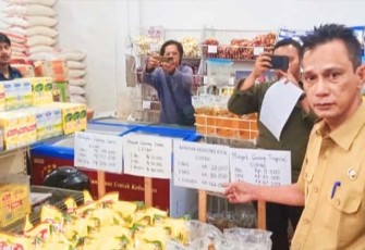 KadisKop, Usaha Mikro, Perindustrian dan Perdagangan, Sukri saat sidak, , Senin (13/03/2023).