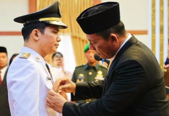 Gubernur Kepulauan Riau Ansar Ahmad saat melantik Ahdi Muqsith sebagai Wakil Bupati Bintan 