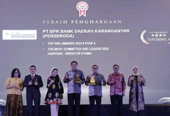 Penyerahan penghargaan TOP GRC Award 2023 kepada pimpinan Bank Daerah Karanganyar, Rabu (6/9/2023).