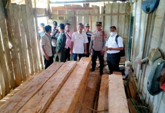 Petugas gabungan Perhutani KPH Cepu dan Polsek Jiken mengamankan puluhan batang kayu jati hasil curian di desa Ketringan kecamatan Jiken kabupaten Blora Jawa Tengah.