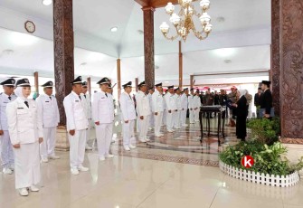 Bupati Blitar Rini Syarifah Lantik Kepala Desa Terpilih Hasil Pilkades Serentak Tahun 2022 (Foto : Faisal NR / Klikwarta.com)