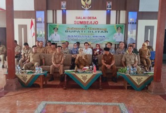Bupati Blitar Rini Syarifah dalam Kegiatan OVOP di Desa Sumberjo, Kecamatan Kademangan, Selasa (21/2/2023).