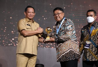 Walikota Blitar Santoso menerima Piala Penghargaan UHC yang Diberikan oleh Mendagri Tito Karnavian