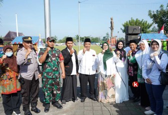 Bupati Blitar Rini Syarifah Didampingi Forpimcam Kanigoro, Tokoh Agama dan Tokoh Masyarakat di Acara Pawai Ta'aruf Sambut Ramadhan 2023. (Foto : tim Klikwarta.com)