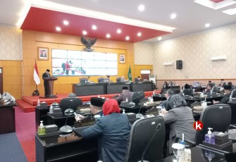 Walikota Blitar Santoso Sampaikan Penjelasan Pertanggungjawaban Pelaksanaan APBD Tahun 2022 di Acara Rapat Paripurna DPRD Kota Blitar, Senin 5 Mei 2023. (Foto : Faisal NR / Klikwarta.com)
