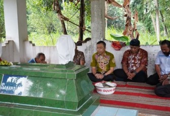 Wabup Blitar Rahmat Santoso (baju batik warna hijau) Saat Ziarah di Pusara Makam Mbah Samandiman Didampingi Kepala Disparbud Pemkab Blitar Suhendro Winarso beserta Jajaran Terkait