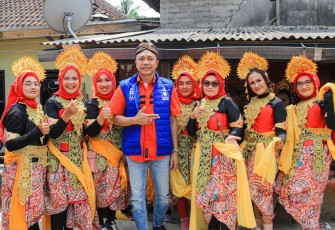 Wakil Bupati Blitar Rahmat Santoso Saat Bersama Salah Satu Kelompok Peserta Kirab Budaya Peringatan HUT RI ke 78 di Kabupaten Blitar