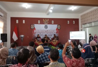 Walikota Blitar Santoso Berikan Sambutan Pengarahan ke Pedagang untuk Jaring Aspirasi Pembangunan Perdagangan Kota Blitar 2025-2045 Akan Dikonsep Apa. (Foto : Faisal NR / Klikwarta.com)