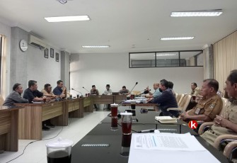 Situasi Hearing Komisi 3 DPRD Kabupaten Blitar bersama Pihak RSUD Ngudi Waluyo, Konsultan Pengawas, Pendamping dan OPD, Selasa 26 September 2023. (Foto : Faisal NR / Klikwarta.com)
