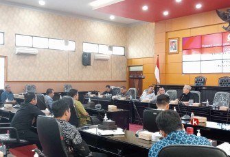 Komisi 2 DPRD Kota Blitar Terima Rapat Dengar Pendapat Umum DPC SPSI Kota Blitar, Jumat 17 November 2023 di Ruang Graha Paripurna DPRD Kota Blitar. (Foto : Faisal NR / Klikwarta.com)