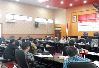 Komisi 2 DPRD Kota Blitar Terima Rapat Dengar Pendapat Umum DPC SPSI Kota Blitar, Jumat 17 November 2023 di Ruang Graha Paripurna DPRD Kota Blitar. (Foto : Faisal NR / Klikwarta.com)