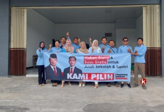KIM Kabupaten Blitar Bagi-bagi Maksi dan Susu Gratis ke Masyarakat di Hari Pertama Kampanye Pemilu 2024. (Foto : Faisal NR/Klikwarta.com)