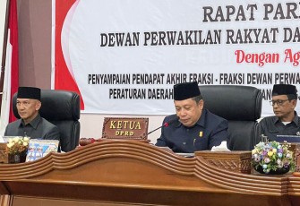 Ketua DPRD Natuna Daeng Amhar di dampingi oleh Wakil ketua l DPRD Natuna saat Pimpin Rapat Paripurna Tentang LPP APBD TA. 2022 