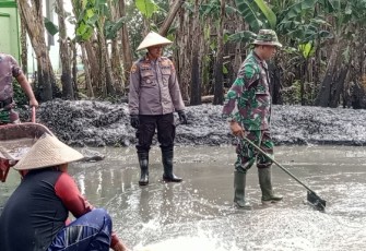 Pembersihan lumpur pasca banjir