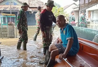 Anggota Koramil 0718-01/Pati saat kerja bakti dirumah Peltu (Purn) Kuntari 