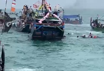 Tradisi sedekah laut di Juwana