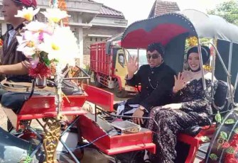 Kades Desa Ngepungrojo beserta istri turut karnaval Haul Syekh Kholifah