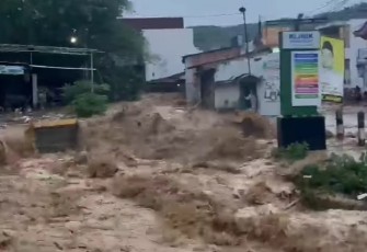 Banjir bandang di Sukolilo terekam kamera warga 