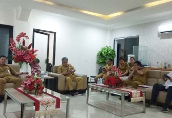 Sekertaris daerah Kota Bitung saat gelar rapat evaluasi pemasangan 1000 titik WiFi bersama 4 Provider