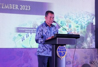 Sekretaris Direktorat Jenderal Perhubungan Darat, Amirulloh ketika membacakan sambutan Direktur Jenderal Perhubungan Darat.