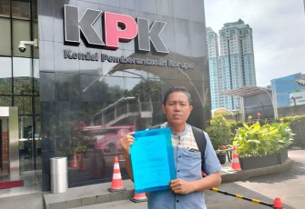 Seno Margo Utomo saat melapor ke kantor Komisi Pemberantasan Korupsi di Jakarta.