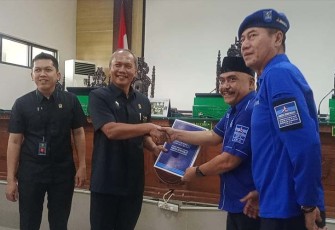 Surat pernyataan dukungan untuk AHY diserahkan oleh Ketua DPC Partai Demokrat Karanganyar, Tri Hariyadi, kepada Ketua PN Karanganyar, Agus Khomarudin, di ruang sidang Kartika PN Karanganyar.