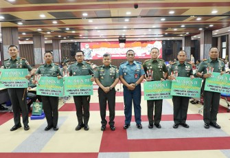 Foto bersama usai pemberian penghargaan kepada para pemenang Lomba Karya Jurnalistik (LKJ) TMMD ke-117, yang diikuti oleh 50 Dandim selaku Dansatgas TMMD, serta para insan media.