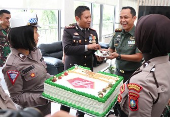 Kapolresta Tanjungpinang Berikan Kue ke Kodim 0315/Tanjungpinang 