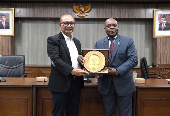 SesmenKopUKM Arif Rahman Hakim seusai melakukan audiensi dengan Sekretaris Jenderal (Sekjen) D-8 Isiaka Abdulqadir Imam di Jakarta, Senin (20/11)