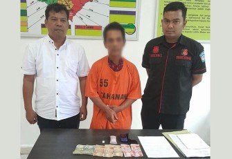 Tersangka (diborgol) saat diamankan